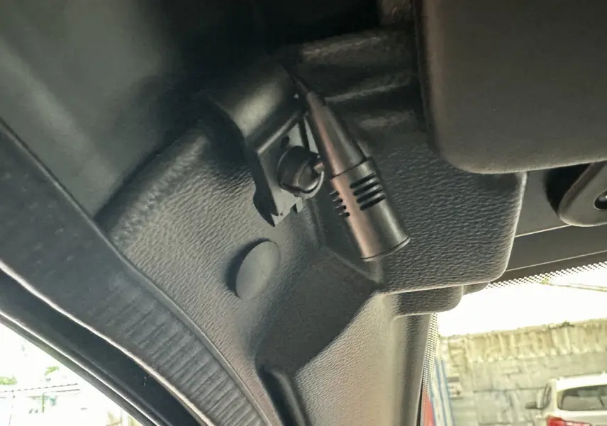 Microphone intérieur fixé au montant avant gauche de l'AIXAM AMBITION E CITY PACK rouge 2025 électrique