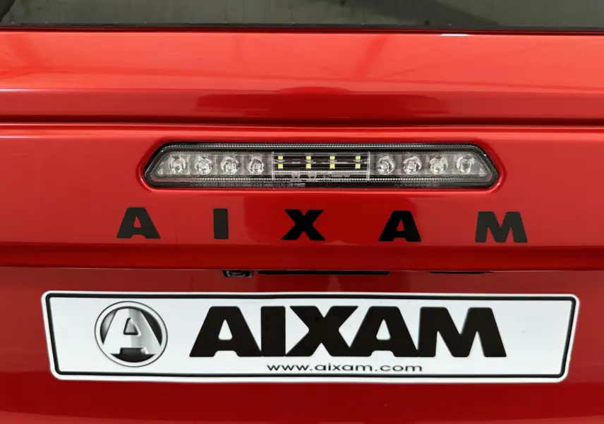 Gros plan sur l'arrière rouge de l'AIXAM Ambition E City Pack 2025 avec feu stop LED et logo AIXAM noir.