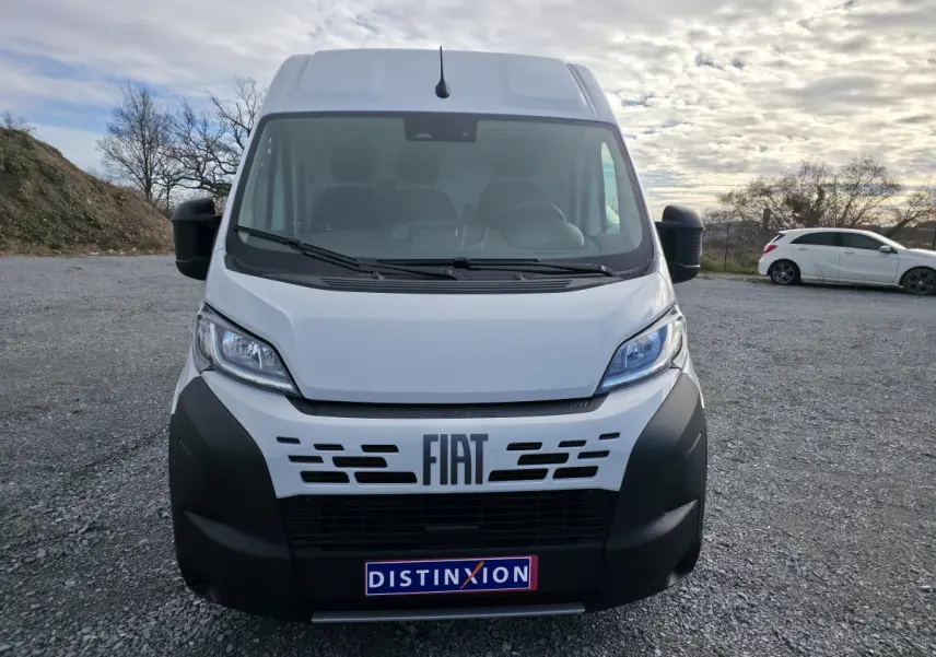 Vue frontale du FIAT Ducato Fourgon blanc 2025 avec pare-chocs noir et logo FIAT bien visible.
