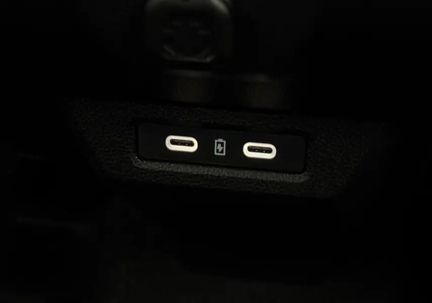 Gros plan sur les deux ports USB-C de recharge situés à l'intérieur du Dacia Duster gris Schiste.