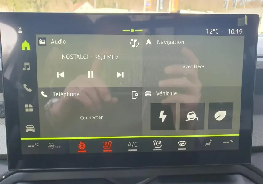 Écran tactile central du tableau de bord du Dacia Bigster 2026 affichant les options audio, navigation et véhicule.