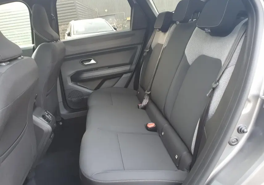 Vue côté droit de la banquette arrière grise du Dacia Bigster 2026 avec appuie-têtes et ceinture de sécurité visibles.