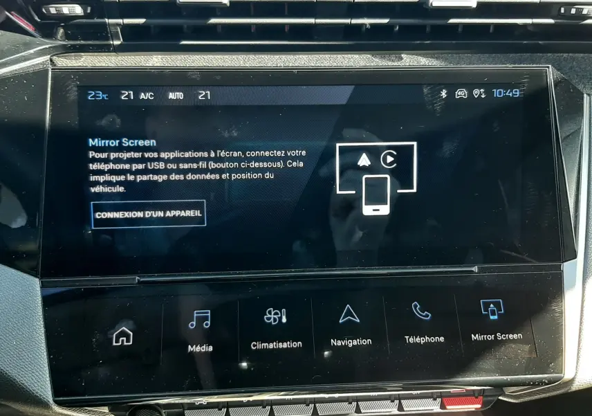 Écran tactile central du tableau de bord du Peugeot 308 SW Hybrid 2025, affichant les options multimédia et Mirror Screen.