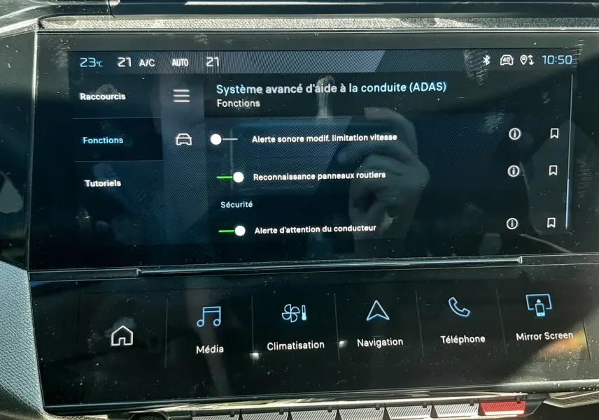 Écran tactile central du tableau de bord de la Peugeot 308 SW Hybrid 2025 affichant les réglages avancés d’aide à la conduite.