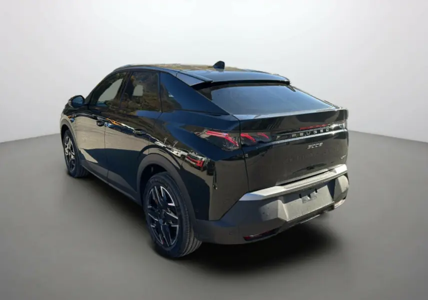 Vue 3/4 arrière droite du Peugeot 3008 New Hybrid 145 GT 2025 noir perla nera avec toit noir et jantes alu 19 pouces.