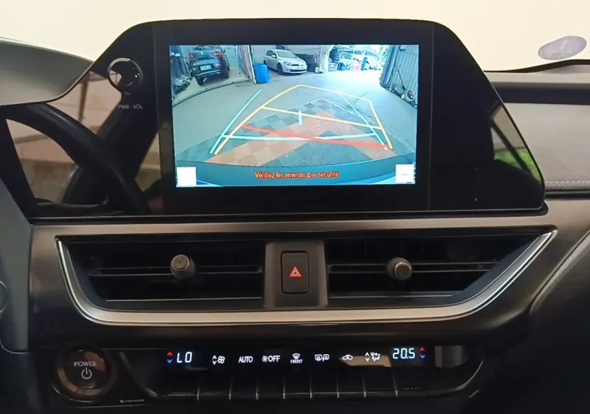 Vue intérieure du tableau de bord du Lexus UX 250H gris clair, avec écran tactile affichant la caméra de recul.