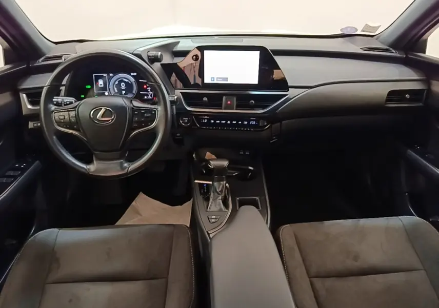 Vue intérieure avant du Lexus UX 250H 2WD Pack Business 2023, tableau de bord noir avec écran tactile central et volant multifonctions.