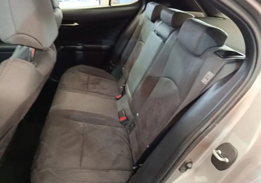 Vue intérieure côté droit des sièges arrière gris foncé du Lexus UX 250H 2WD Pack Business 2023, porte ouverte.