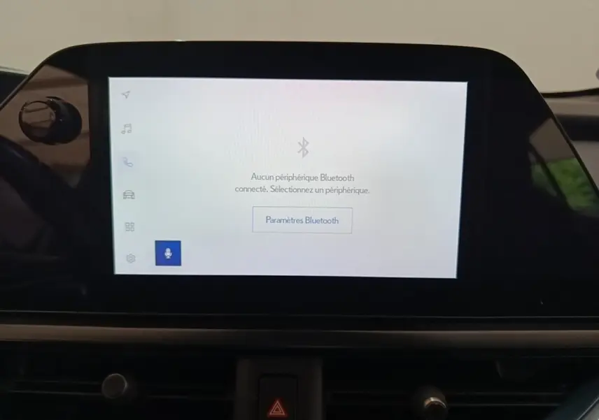 Écran tactile central affichant les paramètres Bluetooth dans l’habitacle du Lexus UX 250H gris clair.
