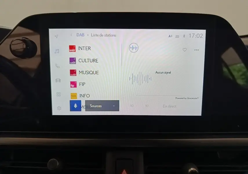 Écran tactile central 20,3 cm du tableau de bord du Lexus UX 250H gris clair, affichant la liste des stations radio.