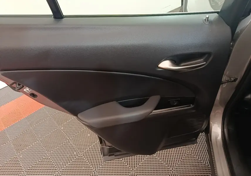 Vue intérieure du panneau de porte arrière droite gris clair du Lexus UX 250H 2WD Pack Business 2023 avec poignée argentée.
