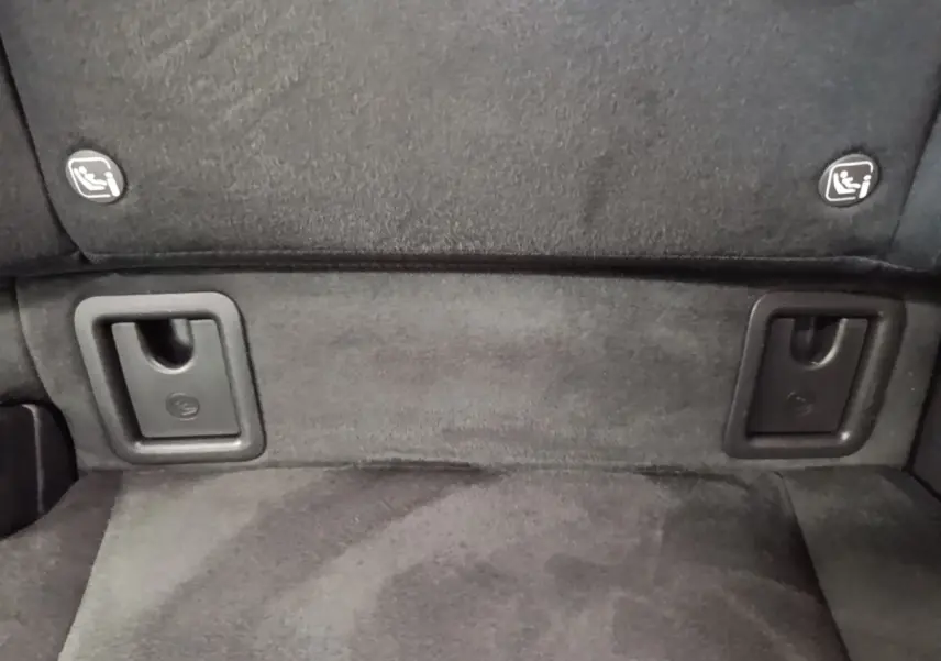 Détail du coffre gris clair du Lexus UX 250H 2WD Pack Business avec fixations Isofix visibles sur la banquette arrière.