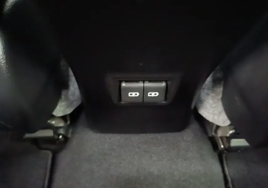 Gros plan sur les ports USB arrière entre les sièges noirs du Lexus UX 250H 2WD gris clair de 2023.