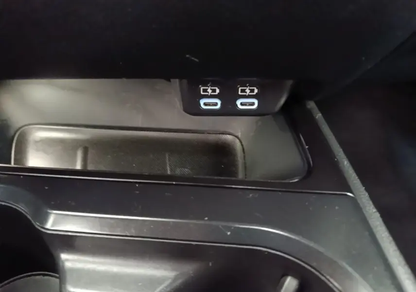 Détail de la console centrale noire du Lexus UX 250H 2WD avec deux ports USB-C visibles.