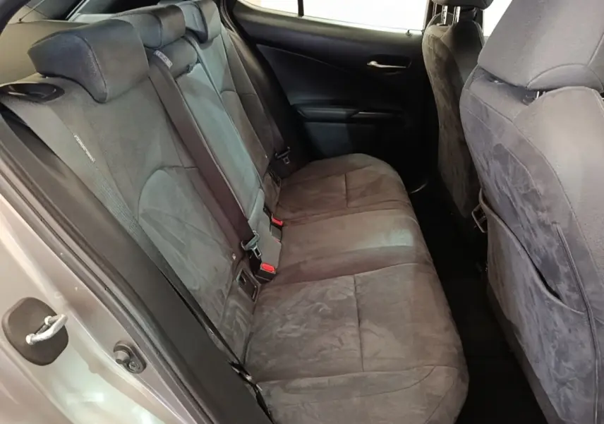 Vue intérieure côté droit des sièges arrière en tissu gris foncé du Lexus UX 250H 2WD Pack Business 2023.