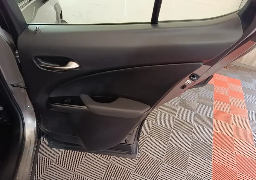Vue intérieure côté gauche de la porte arrière grise claire d’un Lexus UX 250H 2WD Pack Business 2023.