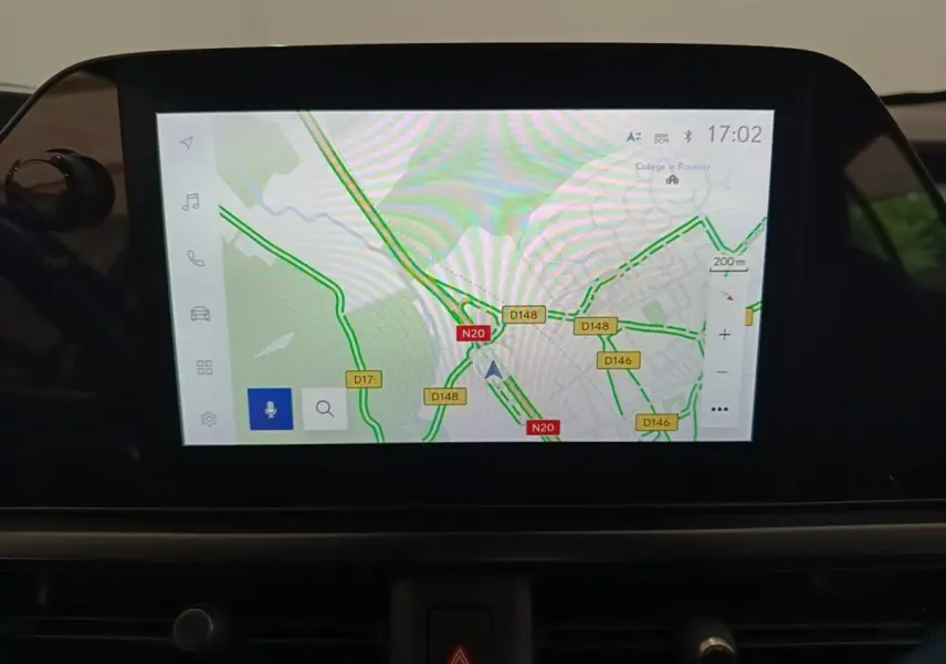 Écran tactile central affichant la navigation 3D dans un Lexus UX 250H gris clair, vue intérieure frontale.