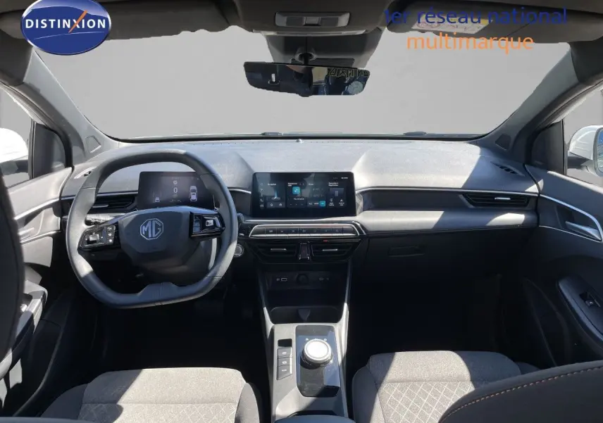Vue intérieure avant du MG3 2025 en tissu noir, montrant le volant multifonction et l’écran tactile central.