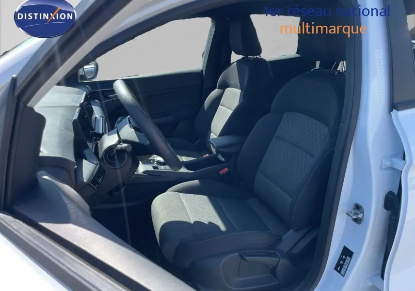 Vue intérieure côté conducteur du MG3 2025 blanc Dover, avec sièges tissu noir et volant multifonction.