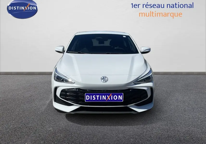 Vue frontale d'une MG3 1.5L Hybrid+ 195ch Comfort en blanc Dover, avec calandre noire et phares LED allumés.