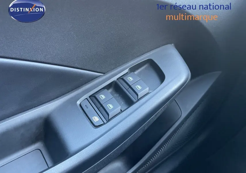 Gros plan sur les commandes des vitres électriques côté conducteur de la MG3 1.5L Hybrid+ 2025 en intérieur noir.