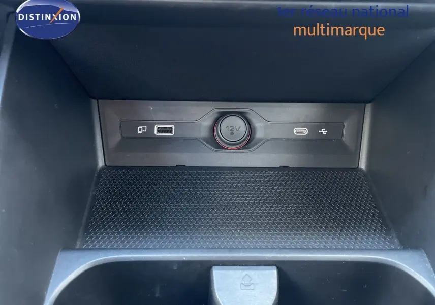 Gros plan sur la console centrale du MG3 2025, montrant prises USB et allume-cigare, intérieur noir.