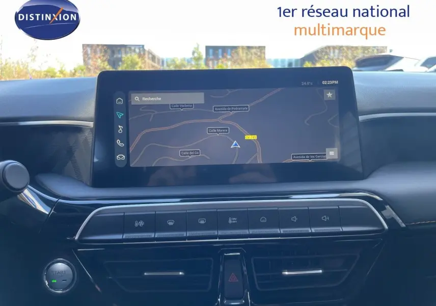 Vue rapprochée de l’écran central tactile du tableau de bord du MG3 1.5L Hybrid+ Dover White, affichant la navigation GPS.