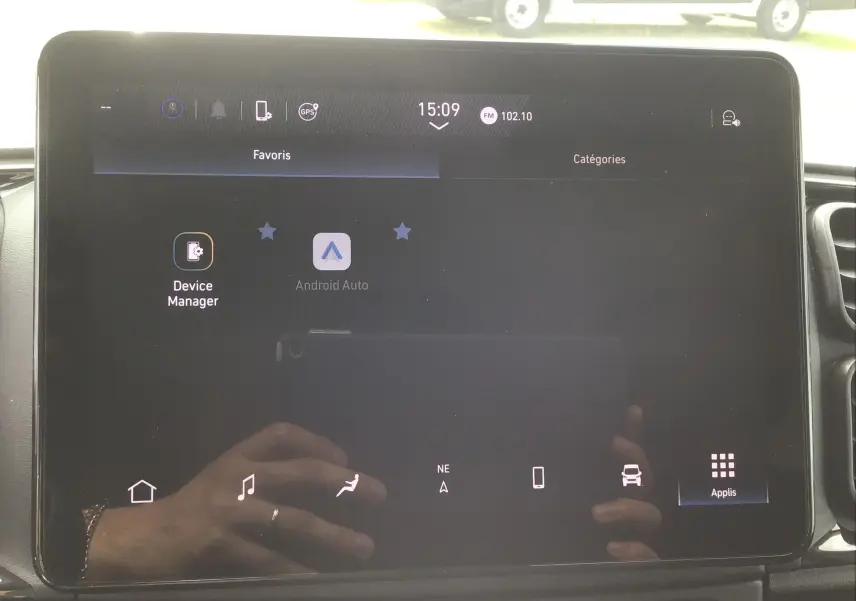 Écran tactile du tableau de bord du Peugeot Boxer Fourgon blanc, affichant le menu Android Auto et la radio FM.