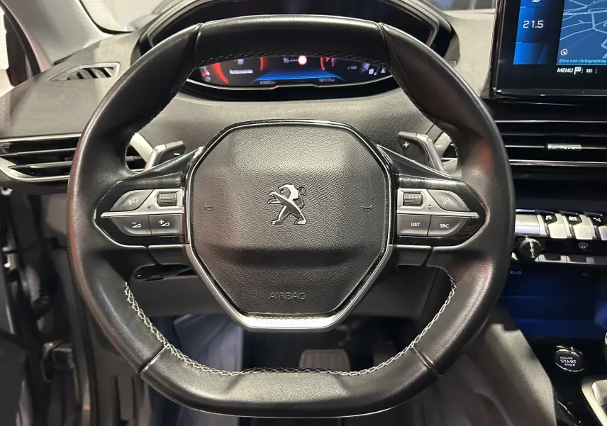 Vue rapprochée du volant cuir noir du Peugeot 3008 Puretech 130 Allure avec commandes intégrées et tableau de bord numérique.