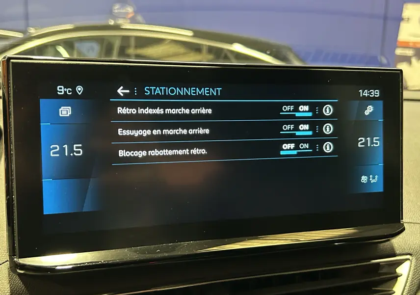 Écran tactile intérieur du Peugeot 3008 Puretech 130 Allure montrant les réglages de stationnement et température à 21,5°C.