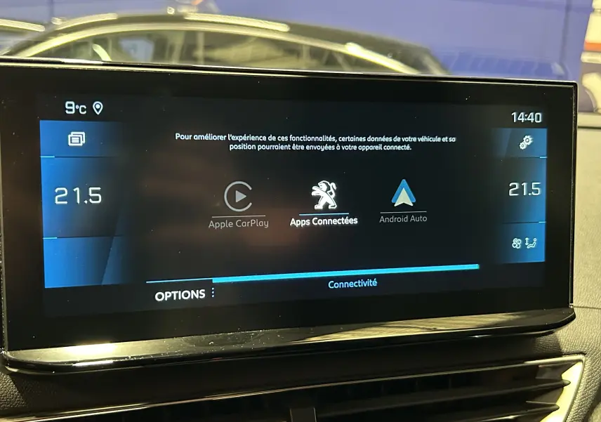 Écran tactile central du Peugeot 3008 Puretech 130 Allure affichant Apple CarPlay et Android Auto, intérieur noir.