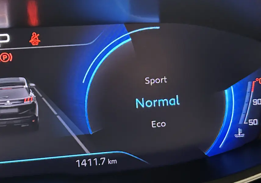 Affichage numérique du tableau de bord du Peugeot 3008 Puretech 130, mode de conduite normal et kilométrage 1411,7 km.