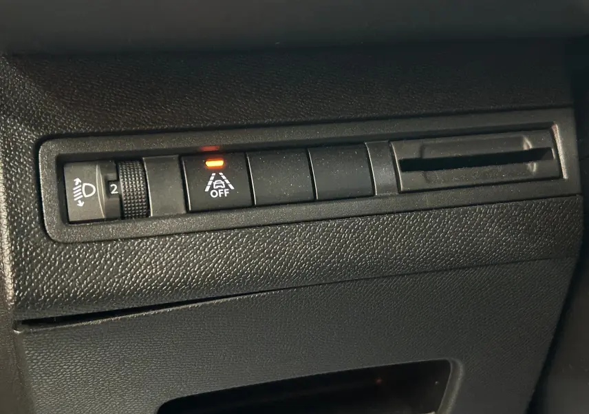 Détail intérieur du tableau de bord du Peugeot 3008 Puretech 130, bouton d'alerte de maintien de voie activé.