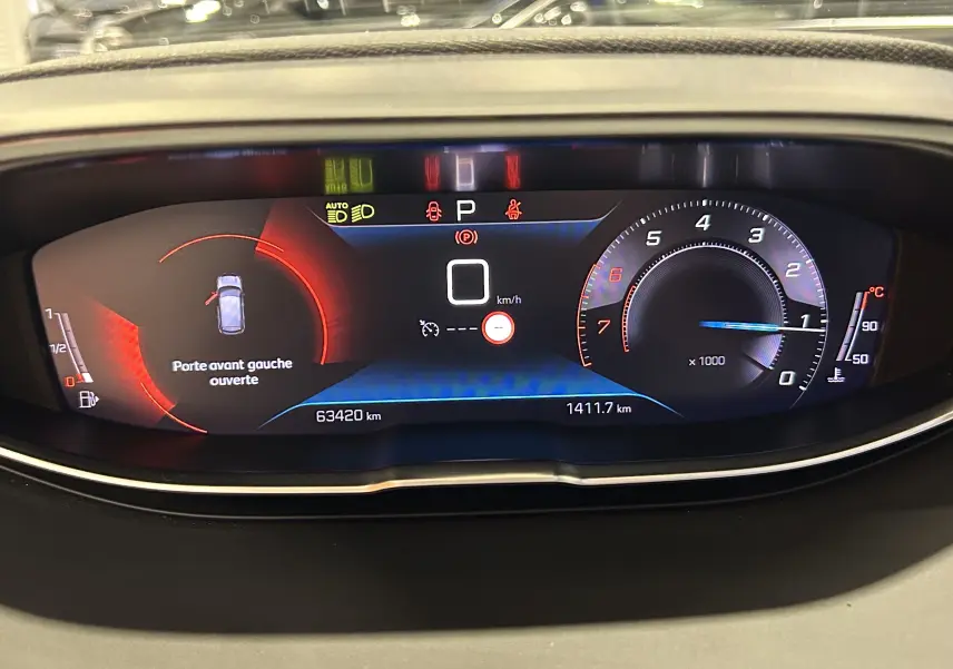 Tableau de bord numérique du Peugeot 3008 affichant porte avant gauche ouverte et compteurs à aiguille modernes.