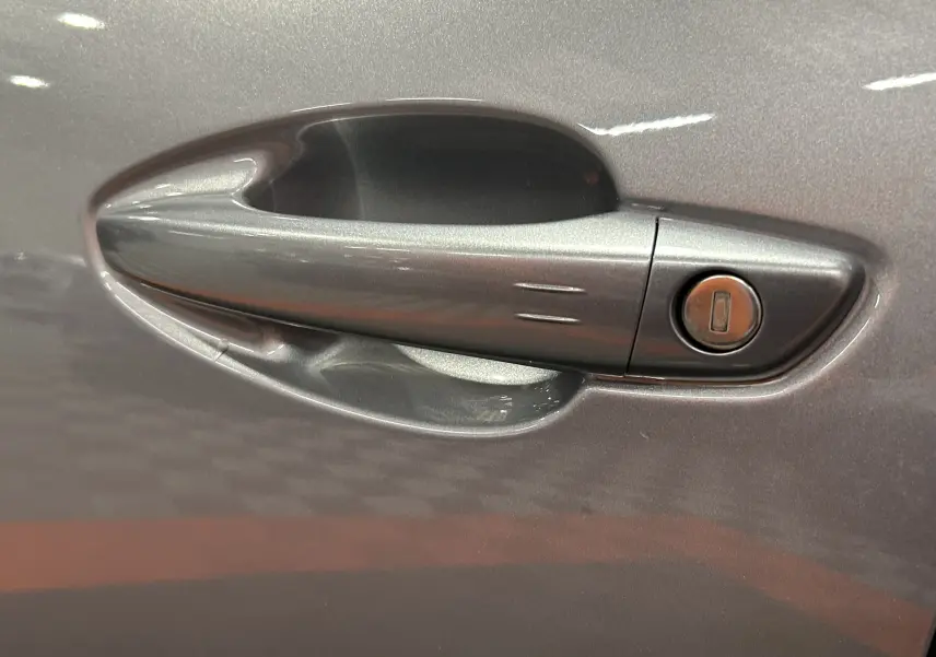 Poignée de porte côté gauche gris Artense du Peugeot 3008 Puretech 130 EAT8 Allure avec serrure intégrée.