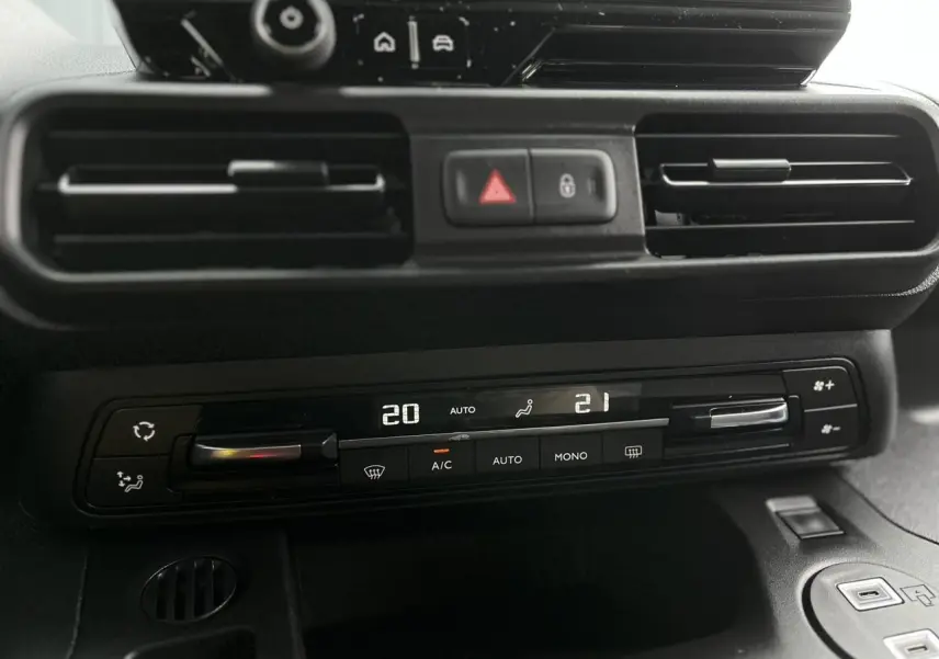 Vue rapprochée de la console centrale du Citroën Berlingo Multispace 2025, avec commandes de climatisation bi-zone.