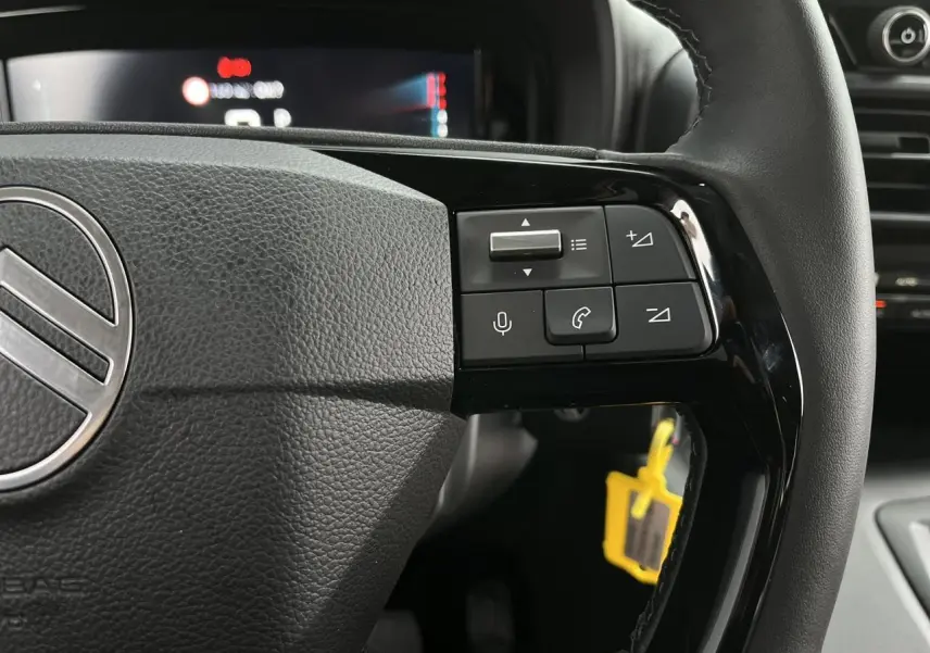 Gros plan sur le volant multifonctions noir avec commandes audio et téléphone du Citroën Berlingo Multispace 2025.