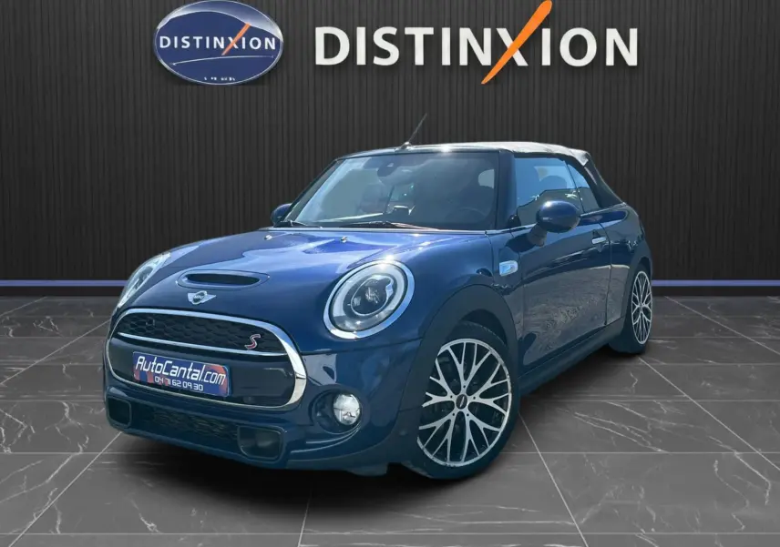 Vue 3/4 avant droite d'une MINI Cabriolet F57 Cooper S bleu avec capote fermée et jantes alliage bicolores.