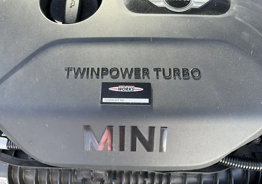 Gros plan sur le moteur TwinPower Turbo d'une MINI Cabriolet Cooper S John Cooper Works, avec logo MINI visible.