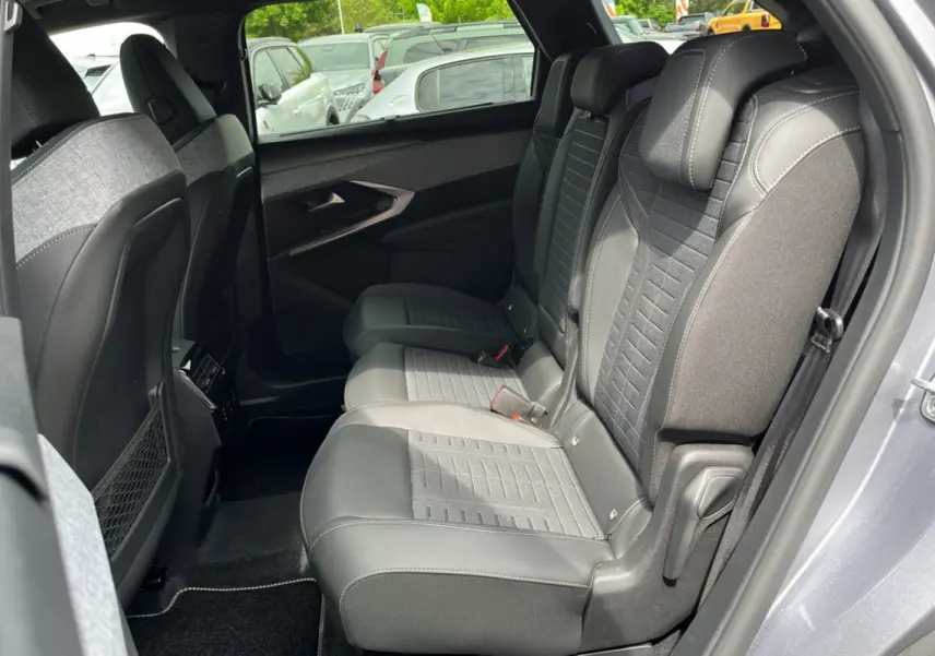Vue côté droit sur la banquette arrière gris foncé et tissu du Peugeot 3008 New Hybrid 145 GT 360 2025.