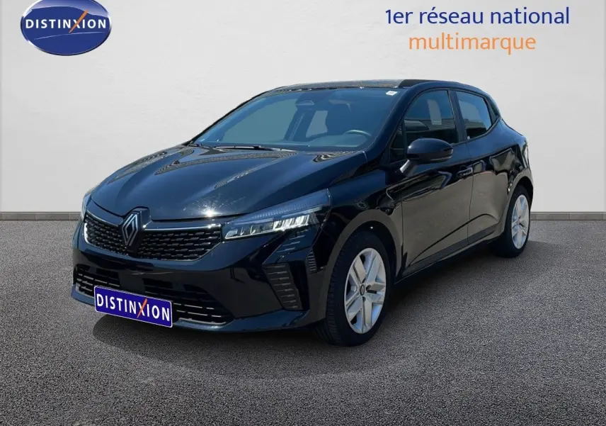 Renault Clio noir étoile métal en 3/4 avant droit, mettant en valeur ses phares LED et sa calandre moderne.