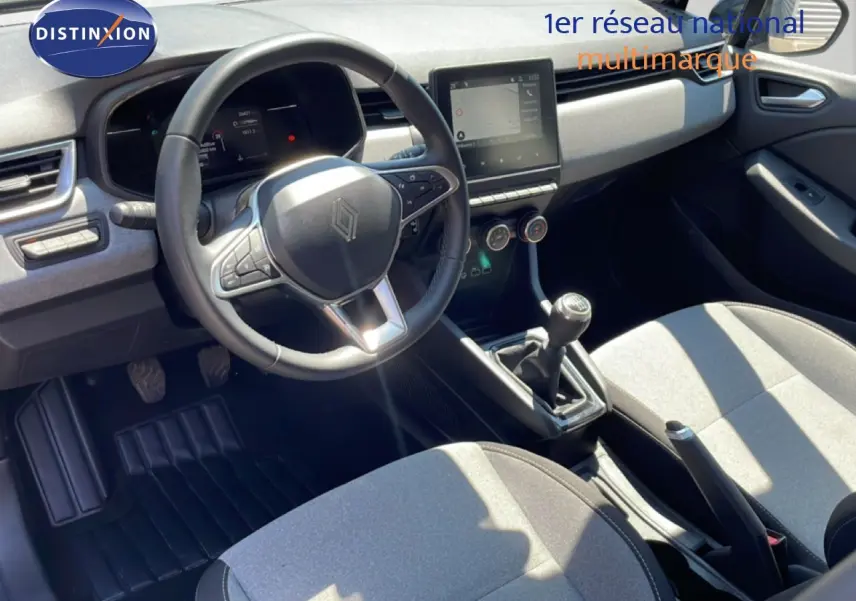 Vue intérieure côté conducteur de la Renault Clio 2025 noir étoile métal, volant cuir, boîte manuelle et écran tactile central.