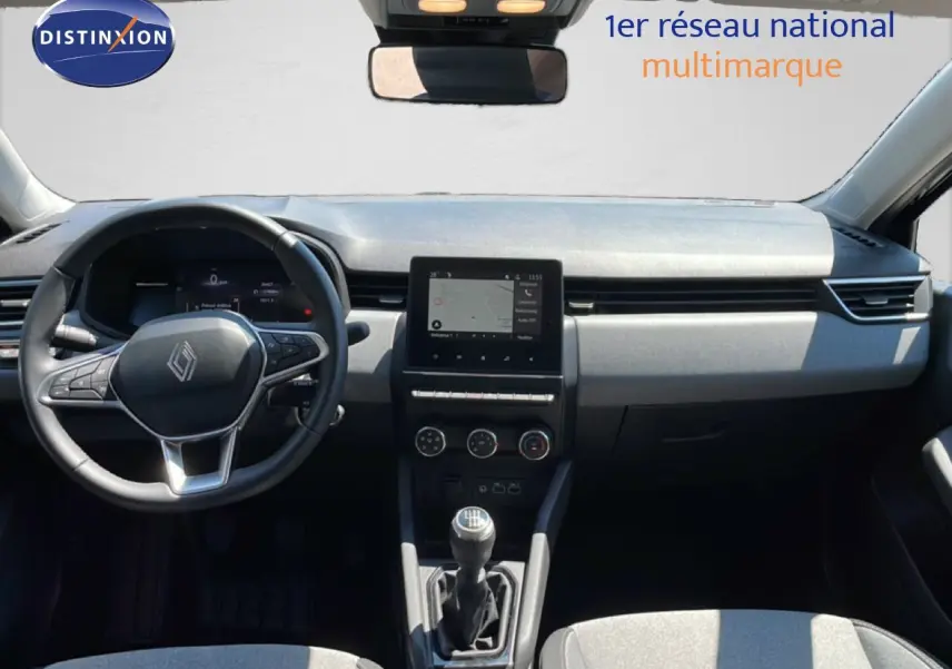 Vue intérieure avant de la Renault Clio V BluedCi 100ch Evolution 2025, tableau de bord noir et volant cuir multifonction.
