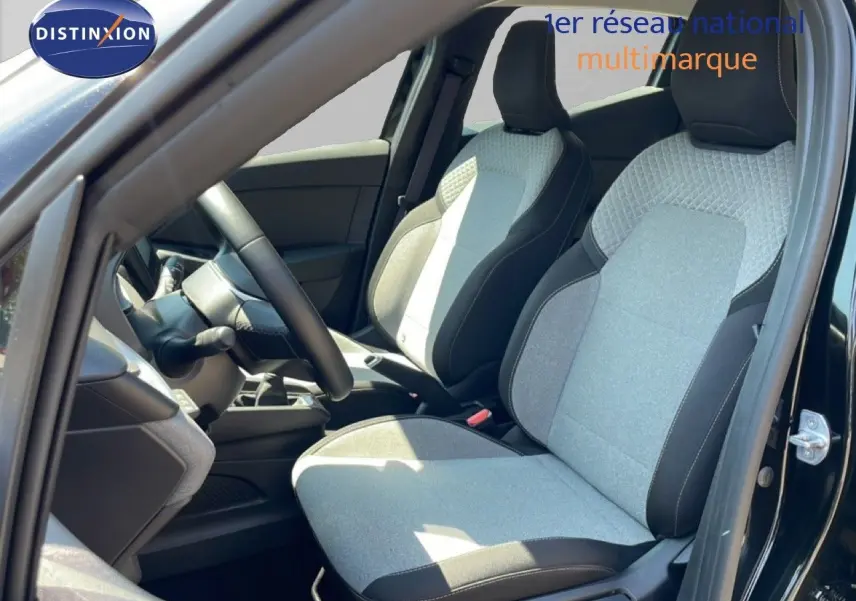 Vue intérieure côté conducteur de la Renault Clio V BluedCi 100ch Evolution 2025 avec sièges tissu gris et noir étoile métal.