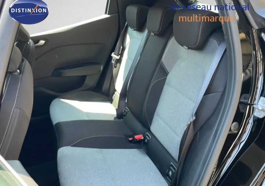 Vue côté droit des sièges arrière bi-ton gris clair et noir d'une Renault Clio V BluedCi 100ch Evolution noire étoile métal 2025.