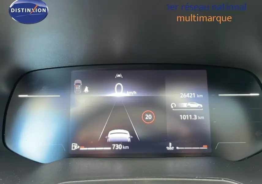 Affichage numérique du tableau de bord de la Renault Clio noir étoile métal, montrant la vitesse à 0 km/h et l'autonomie à 730 km.