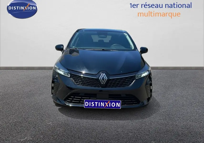 Vue frontale d'une Renault Clio V BluedCi 100ch Evolution noire étoile métal avec calandre et phares LED distinctifs.