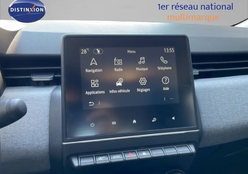 Écran tactile central de la Renault Clio noir étoile métal, affichant le menu multimédia et les réglages.