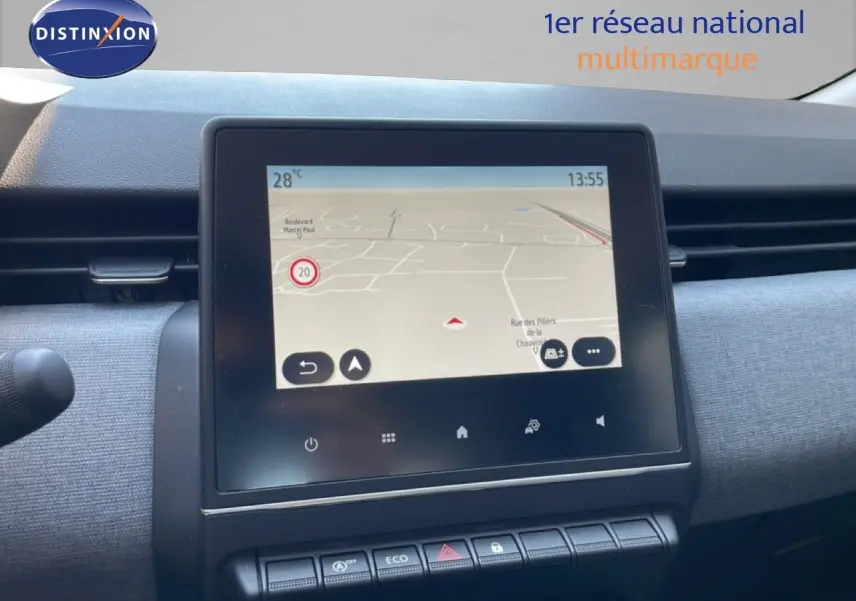 Vue rapprochée de l’écran tactile central affichant la navigation dans l’habitacle d’une Renault Clio noire étoile métal.
