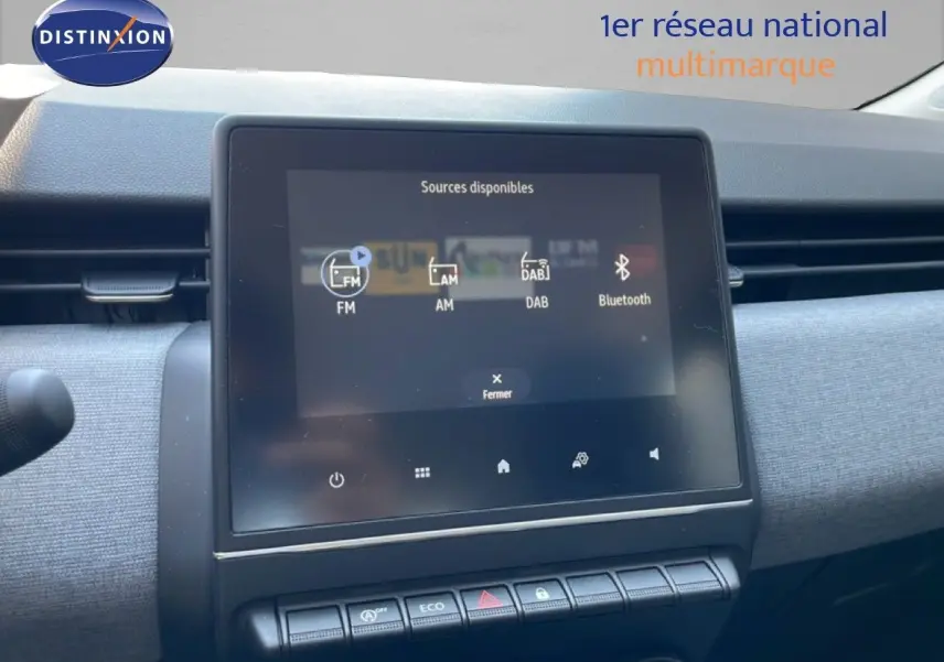 Vue rapprochée de l’écran tactile central du tableau de bord de la Renault Clio noire, affichant les sources audio disponibles.